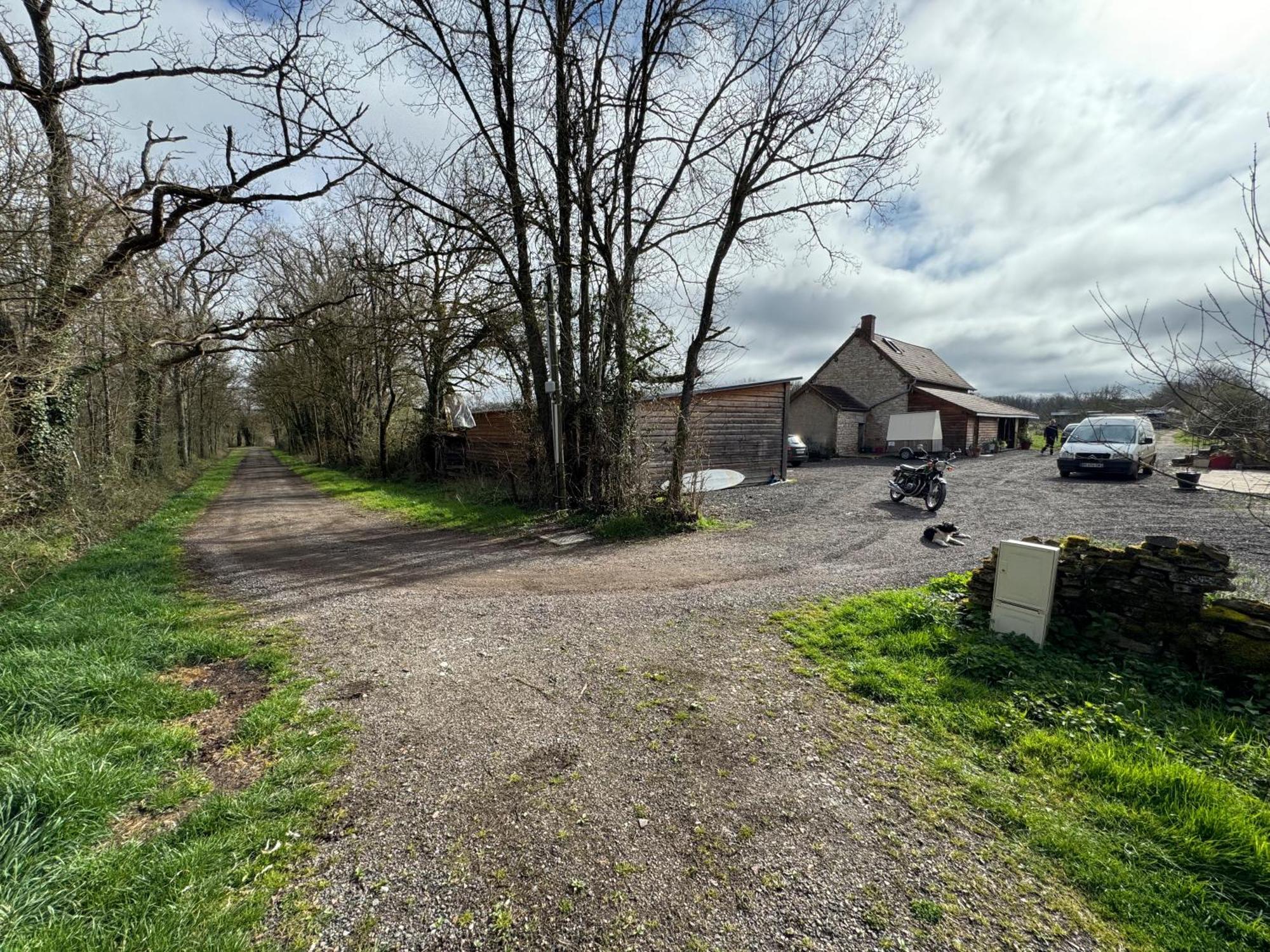 Independant Pouvant Accueillir Jusqu'a 6 Personnes, Situe Dans Foret